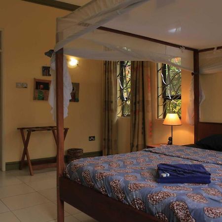 Bluemonkey Guesthouse Entebbe Exterior photo