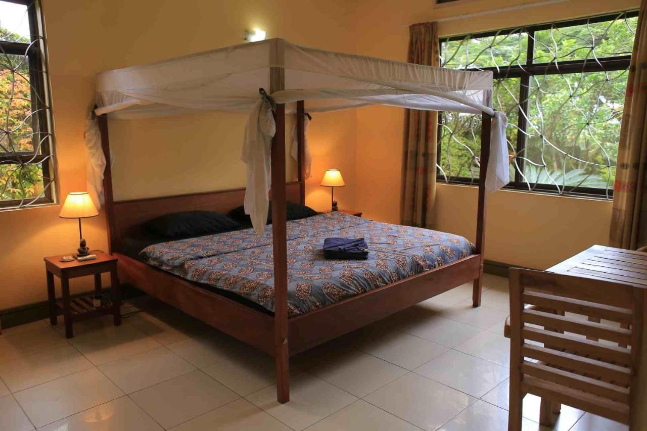 Bluemonkey Guesthouse Entebbe Exterior photo