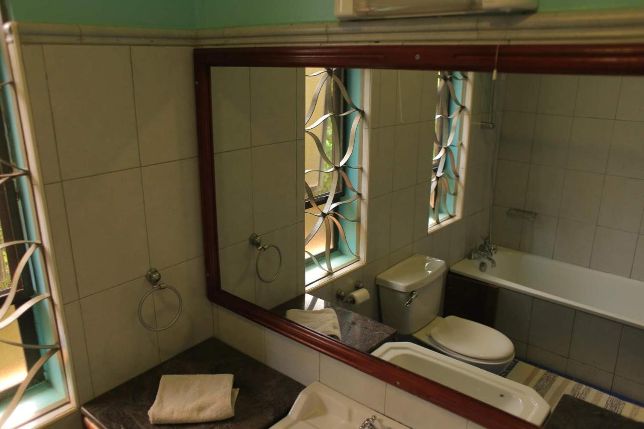 Bluemonkey Guesthouse Entebbe Exterior photo