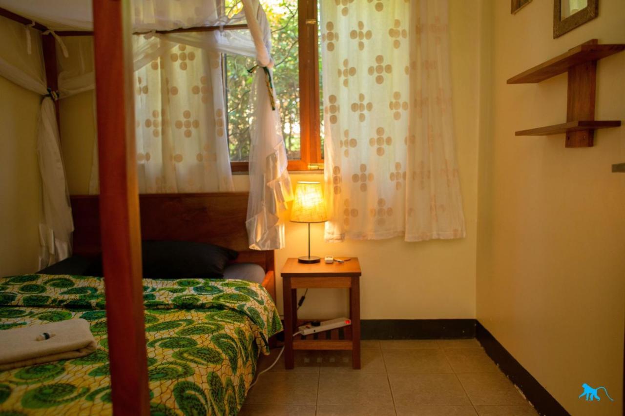 Bluemonkey Guesthouse Entebbe Exterior photo