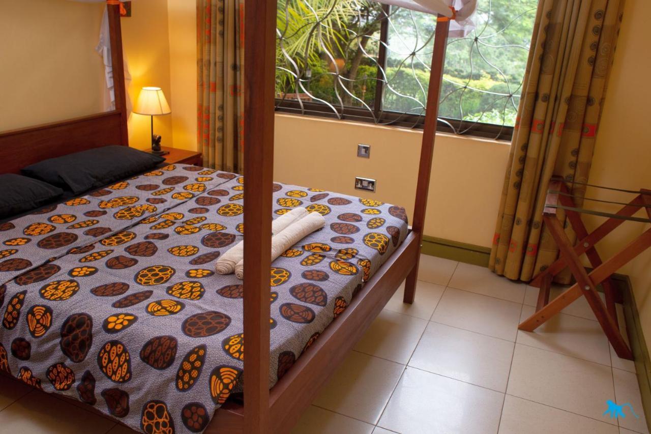 Bluemonkey Guesthouse Entebbe Exterior photo