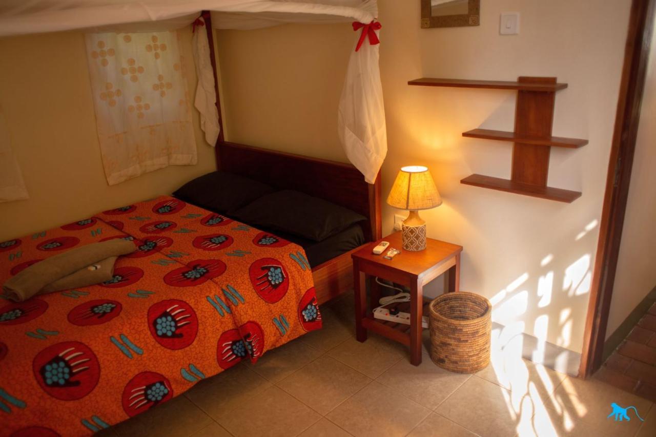 Bluemonkey Guesthouse Entebbe Exterior photo
