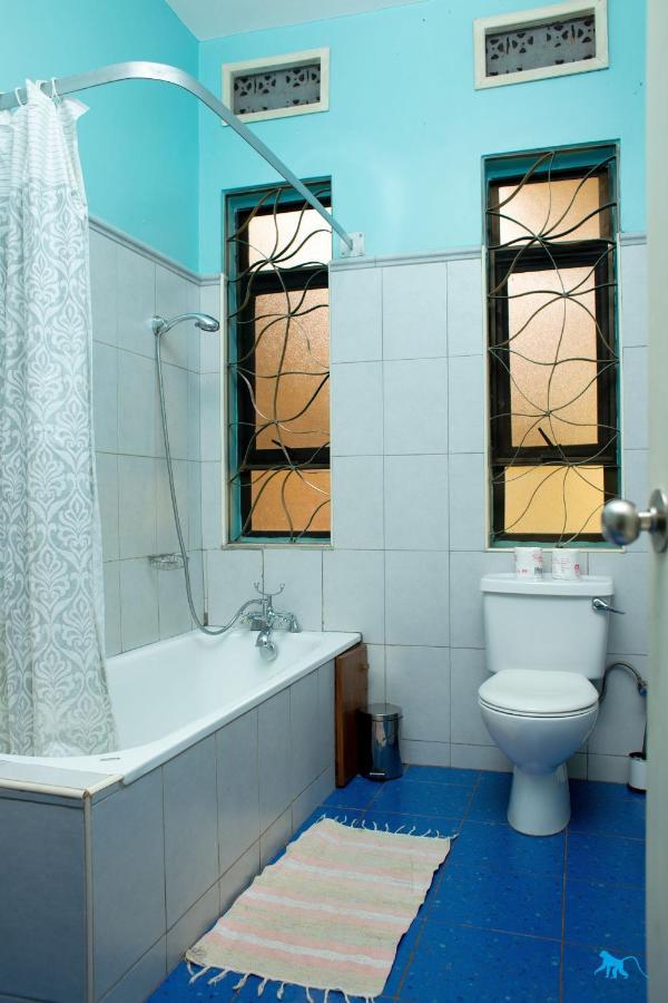 Bluemonkey Guesthouse Entebbe Exterior photo